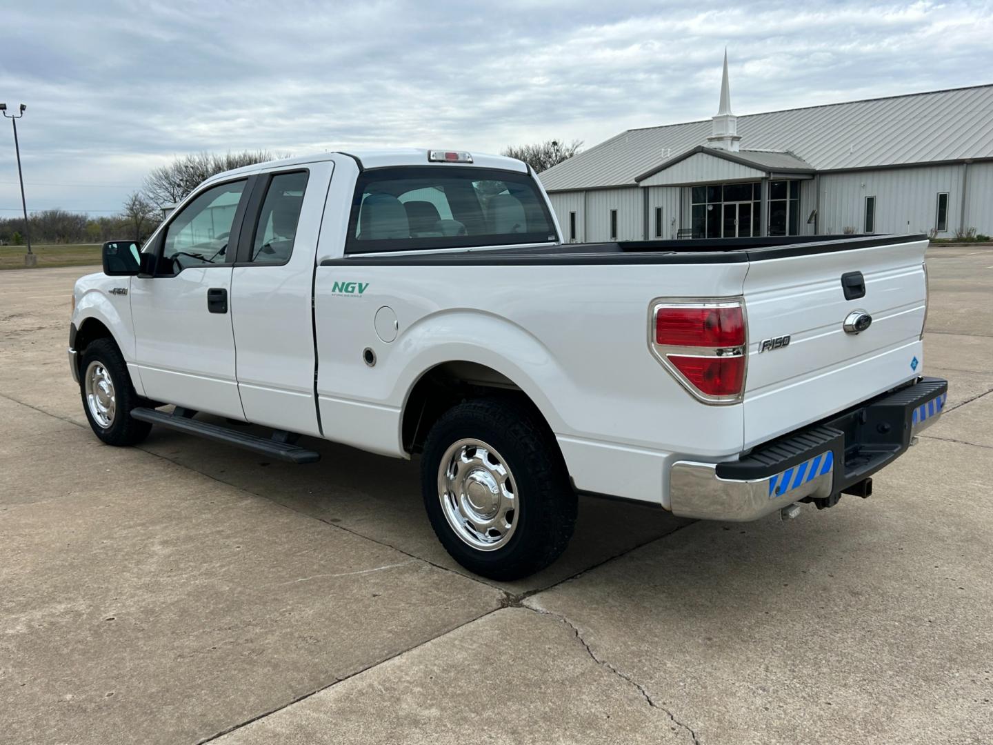 2014 White /Gray Ford F-150 XL SuperCab 6.5-ft. Bed 2WD (1FTEX1CM3EK) with an 3.7L V6 DOHC 24V engine, 6-Speed Automatic transmission, located at 17760 Hwy 62, Morris, OK, 74445, (918) 733-4887, 35.609104, -95.877060 - 2014 FORD F-150 XL SUPERCAB 6.5-ft. BED 2WD 3.7L V6 FEATURES KEYLESS REMOTE ENTRY, POWER LOCKS, POWER WINDOWS, AM/FM STEREO, TOUCH SCREEN, AUXILLARY PORT, HANDS-FREE BLUETOOTH CALLING, CRUISE CONTROL, TRACTION CONTROL, MULTI-FUNCTIONING STEERING WHEEL CONTROLS, BACKUP CAMERA. EQUIPPED WITH A BI-FUEL - Photo#6